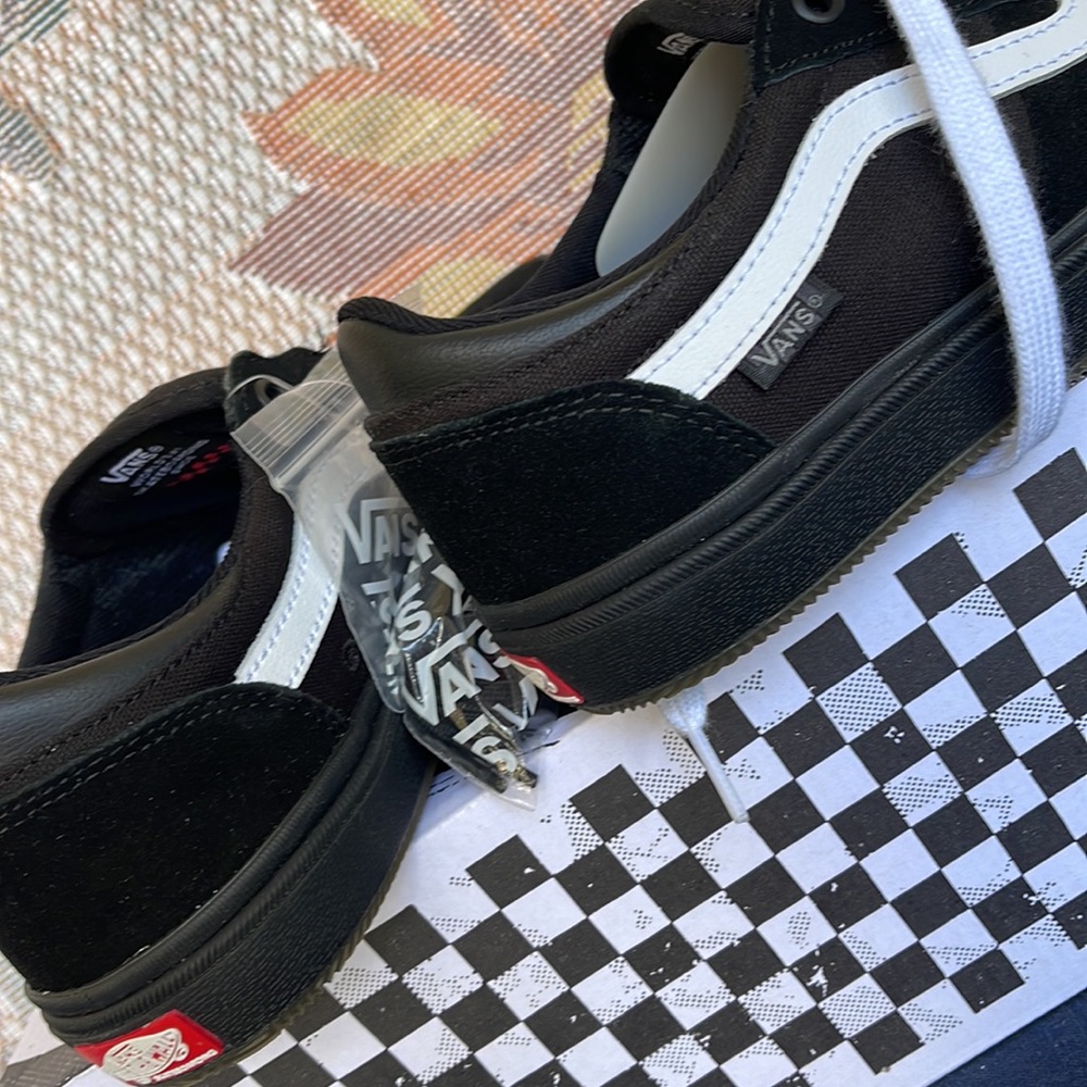 Vans WMNS Gilbert Crockett
Blackout
VN0A5JIF10J
Sneakers - Picture 15 of 16